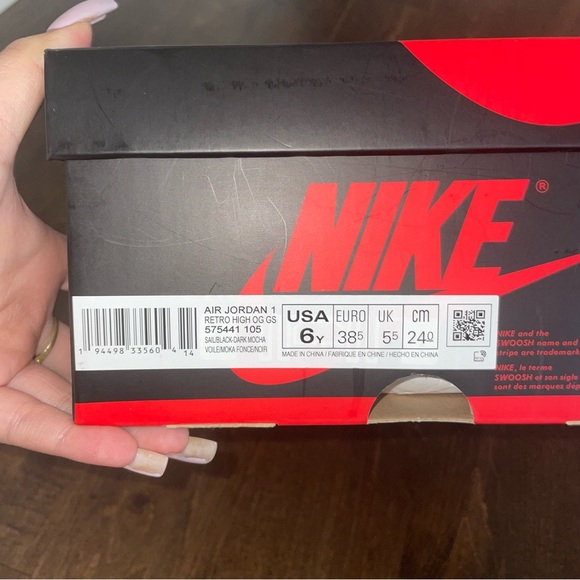 Jordan 1s (retro high) in dark mocha size 6Y/W8 - Picture 2 of 5